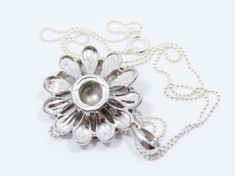 A stunning Detailed Daisy Pendant on Chain in Sterling Silver.