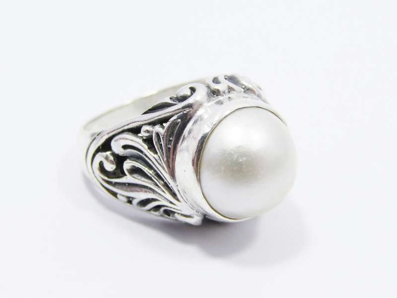 A Lovely Mabe Ring in Sterling Silver.