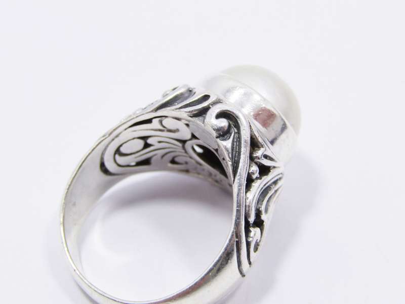 A Lovely Mabe Ring in Sterling Silver.