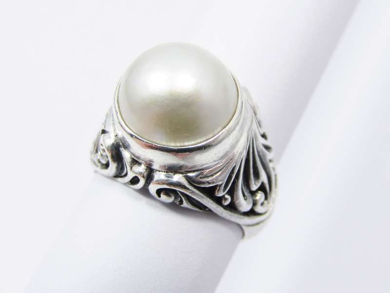 A Lovely Mabe Ring in Sterling Silver.