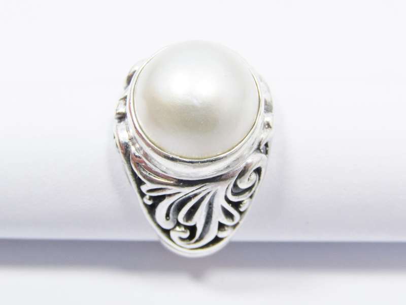 A Lovely Mabe Ring in Sterling Silver.