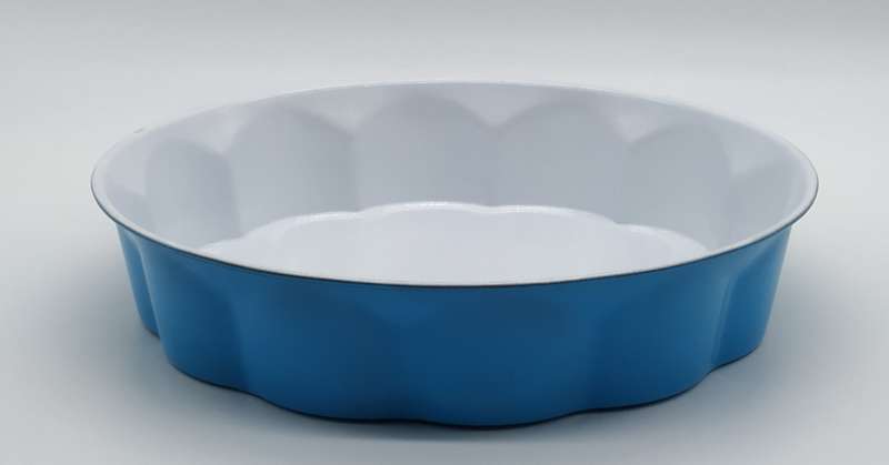 SCALLOPED ROUND BAKING PAN
