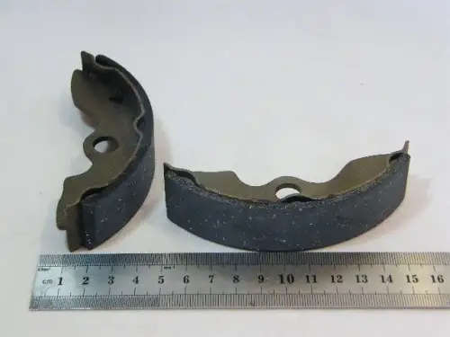 Pair of replacement brake shoes for Honda TRX200