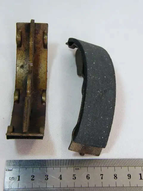 Pair of replacement brake shoes for Honda TRX200