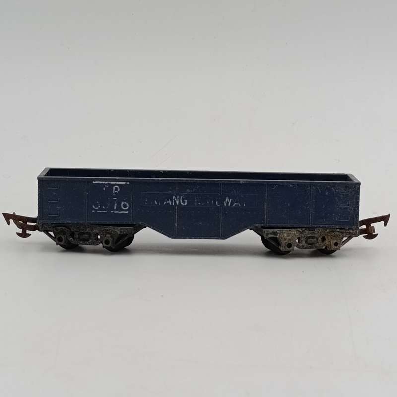 Pair of vintage Tri-Ang HO scale rolling stock