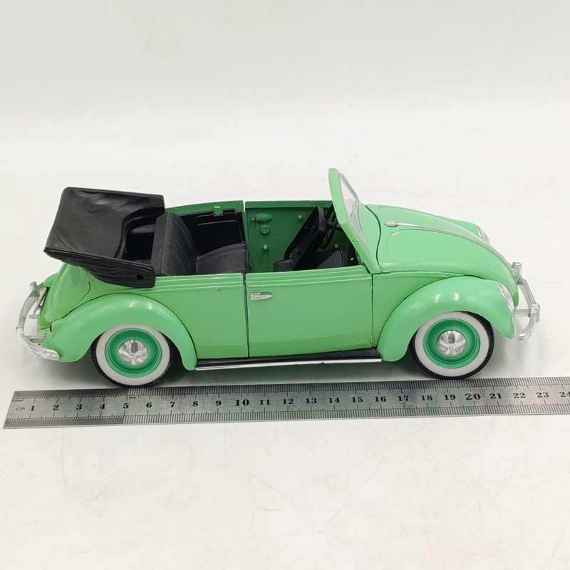 Solido Volkswagen Beetle Coccinelle die-cast model car - scale 1/17