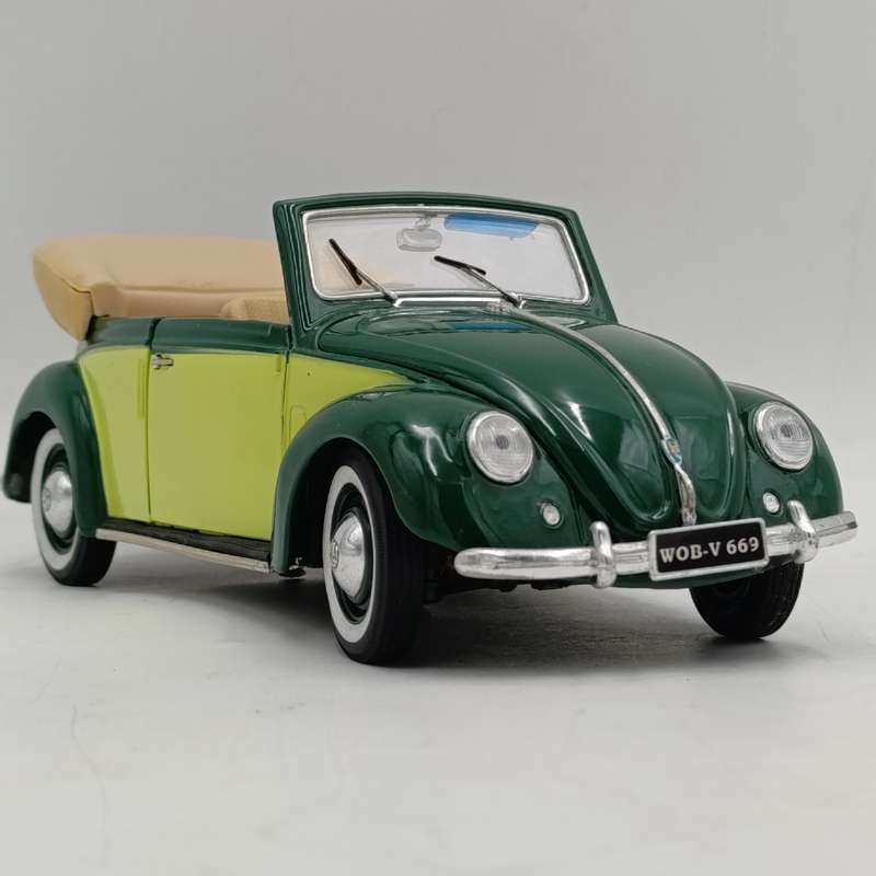 Maisto 1951 Volkswagen Cabriolet Beetle die-cast model car - scale 1/18