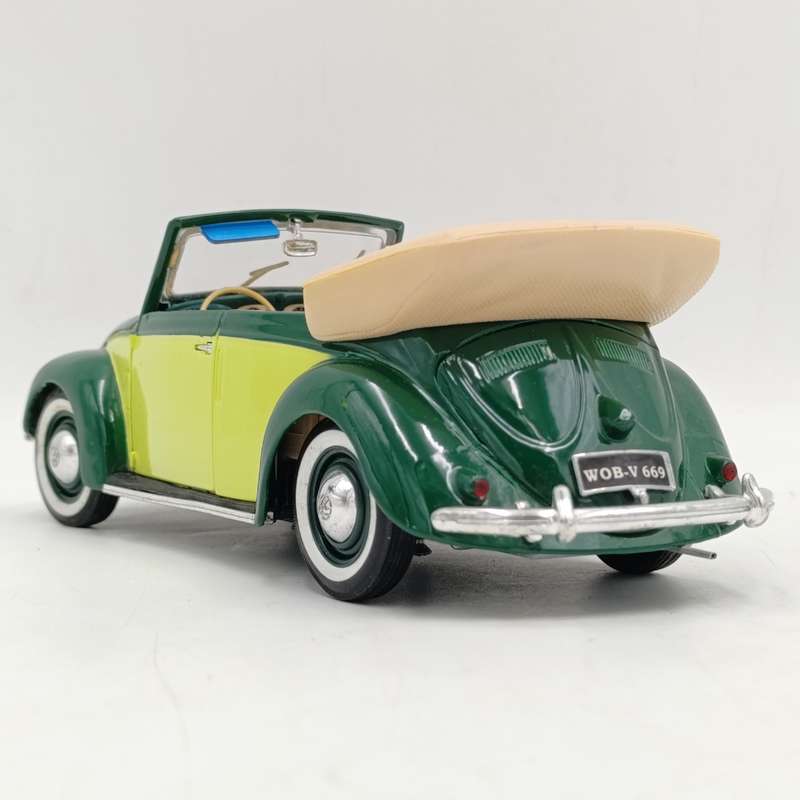 Maisto 1951 Volkswagen Cabriolet Beetle die-cast model car - scale 1/18