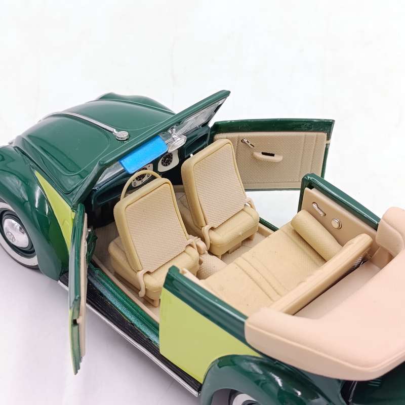 Maisto 1951 Volkswagen Cabriolet Beetle die-cast model car - scale 1/18