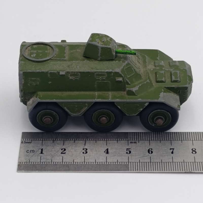 Meccano Dinky Toys #676 Armoured Personnel carrier