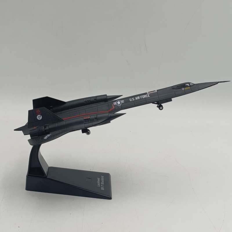 Jet Age Military Aircraft Lockheed SR-71 Blackbird die-cast model plane in box - scale 1/200