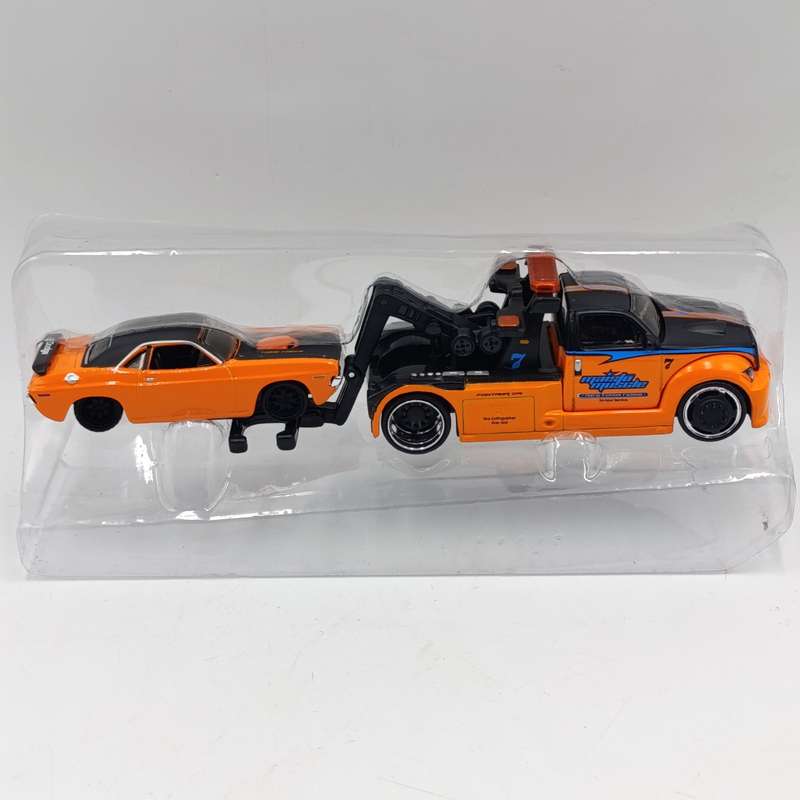 Maisto Wrecker with 1970 Dodge challenger R/T model cars