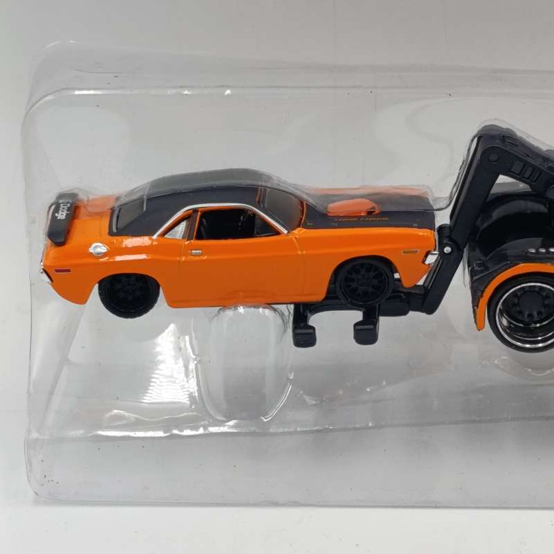 Maisto Wrecker with 1970 Dodge challenger R/T model cars