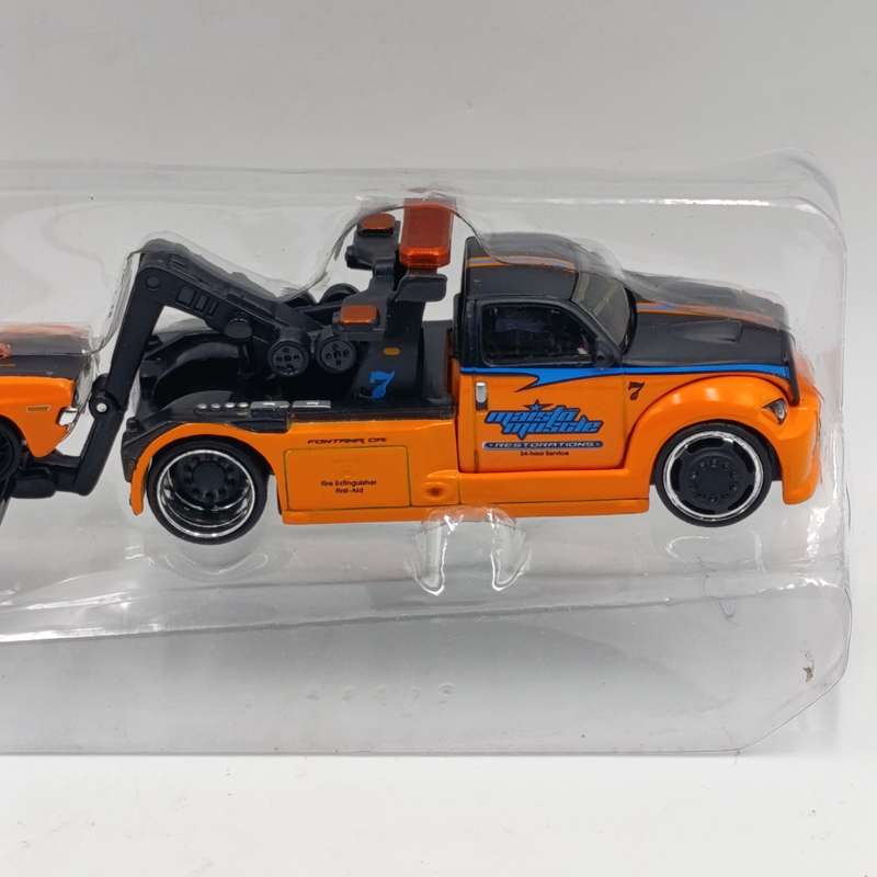 Maisto Wrecker with 1970 Dodge challenger R/T model cars