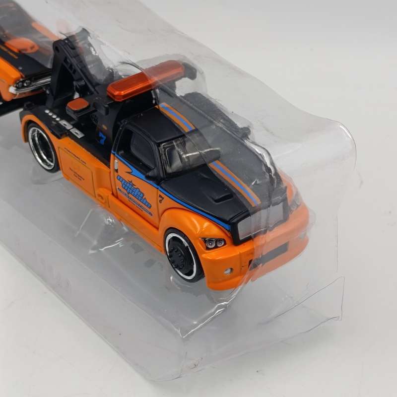 Maisto Wrecker with 1970 Dodge challenger R/T model cars
