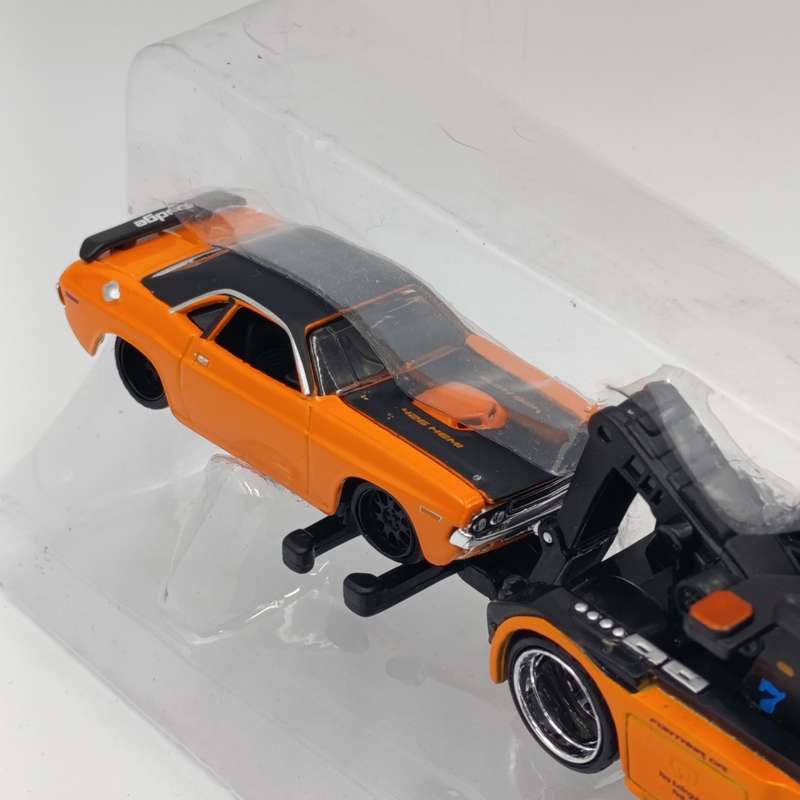 Maisto Wrecker with 1970 Dodge challenger R/T model cars