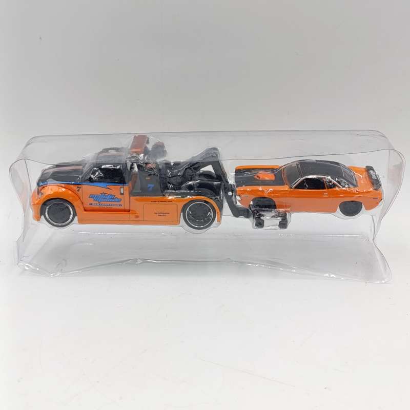 Maisto Wrecker with 1970 Dodge challenger R/T model cars