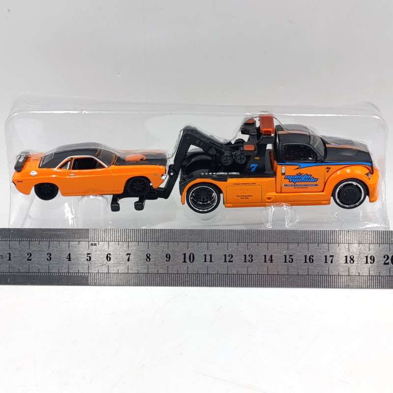Maisto Wrecker with 1970 Dodge challenger R/T model cars
