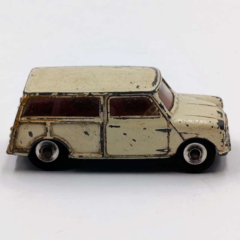 Meccano Dinky Toys #197 Morris Minor Traveller toy car