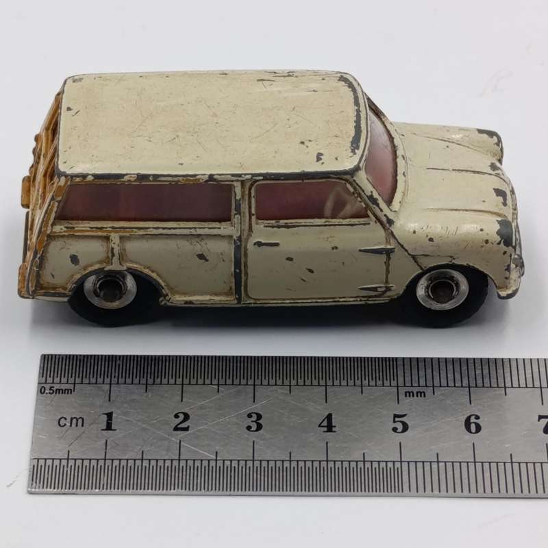 Meccano Dinky Toys #197 Morris Minor Traveller toy car