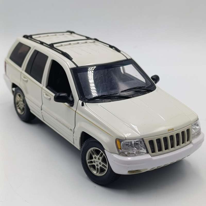 AutoArt 1999 Jeep Grand Cherokee die-cast model car - scale 1/18