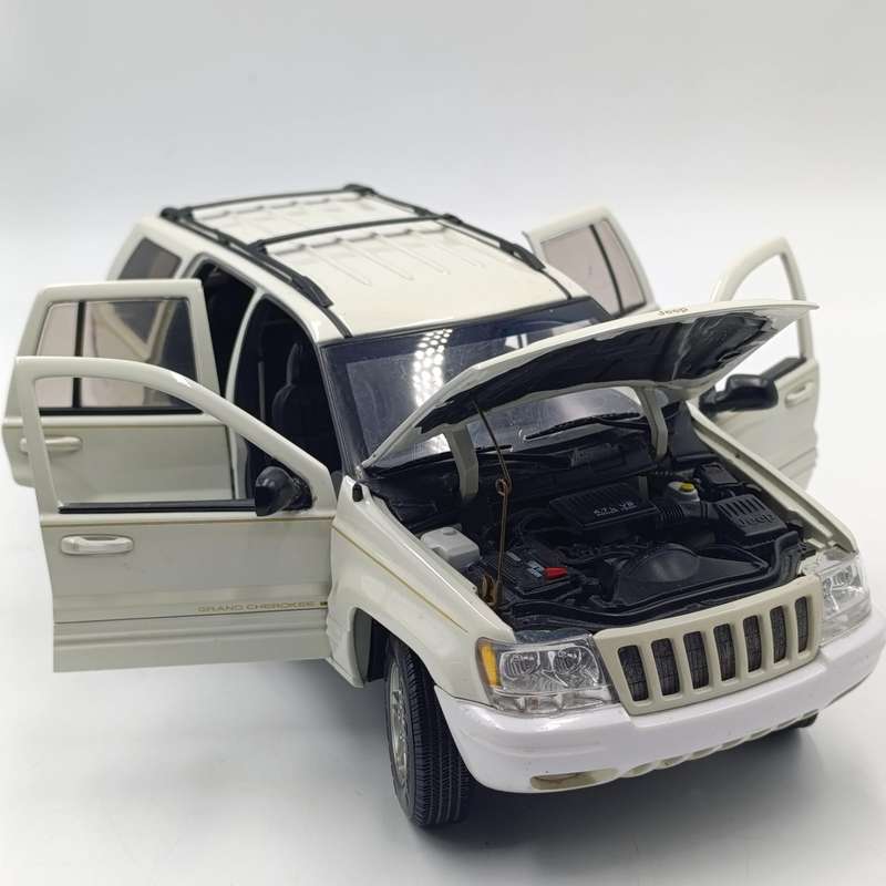 AutoArt 1999 Jeep Grand Cherokee die-cast model car - scale 1/18