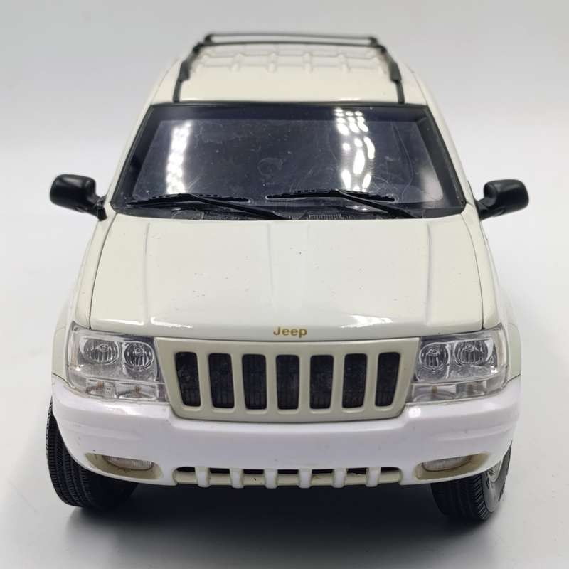 AutoArt 1999 Jeep Grand Cherokee die-cast model car - scale 1/18