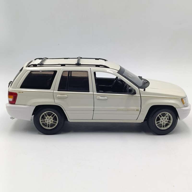 AutoArt 1999 Jeep Grand Cherokee die-cast model car - scale 1/18