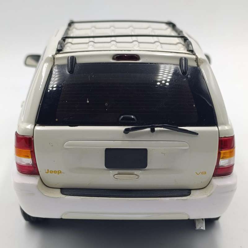 AutoArt 1999 Jeep Grand Cherokee die-cast model car - scale 1/18