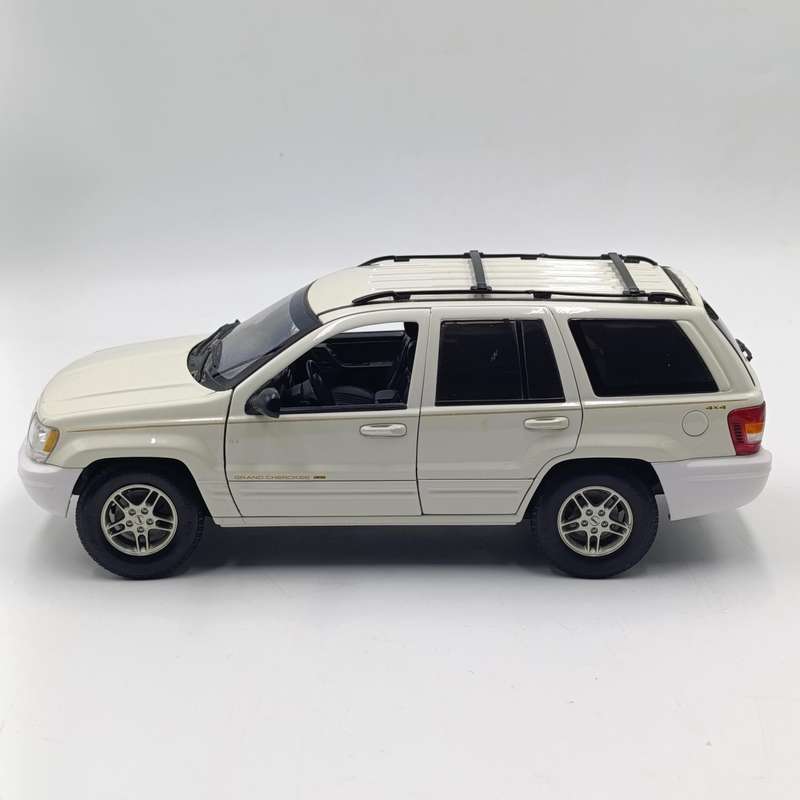 AutoArt 1999 Jeep Grand Cherokee die-cast model car - scale 1/18