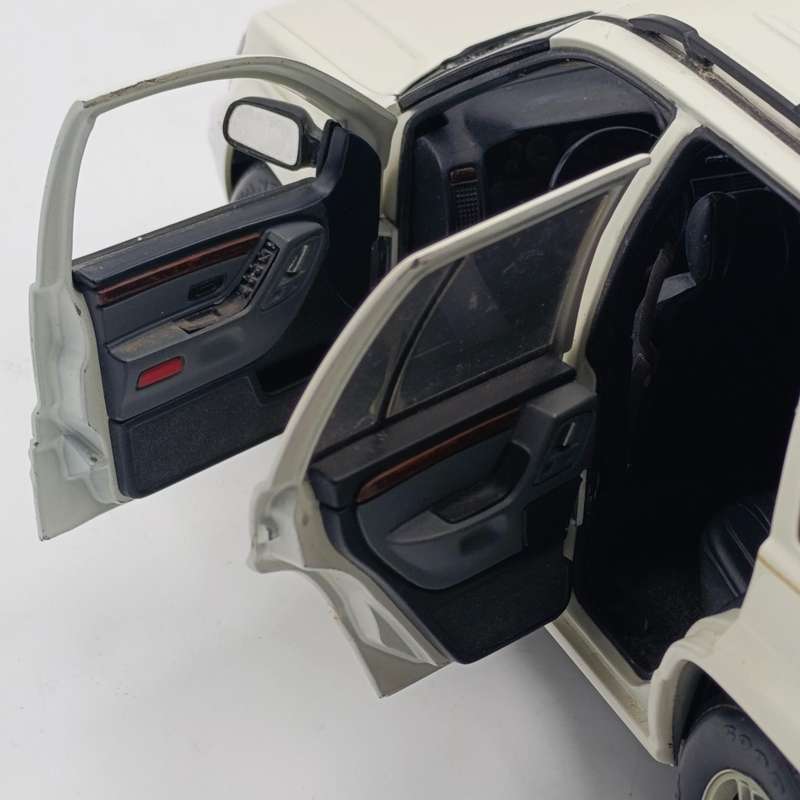 AutoArt 1999 Jeep Grand Cherokee die-cast model car - scale 1/18