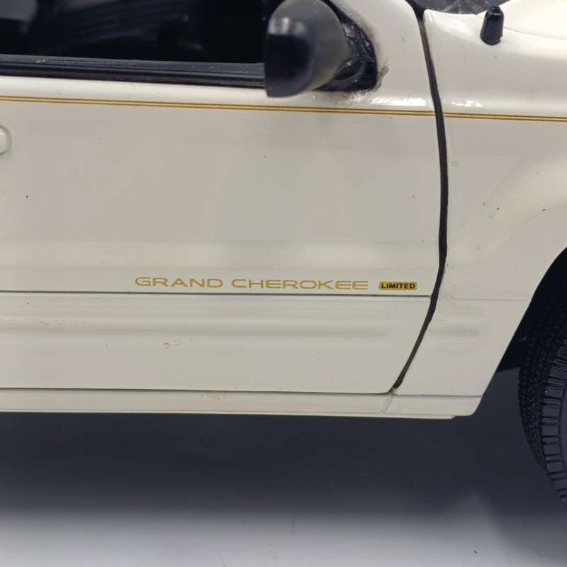 AutoArt 1999 Jeep Grand Cherokee die-cast model car - scale 1/18