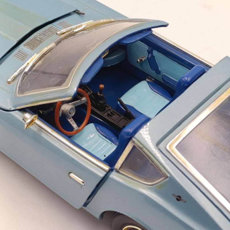 Road Signature 1970 Datsun 240 Z die-cast model car - scale 1/18