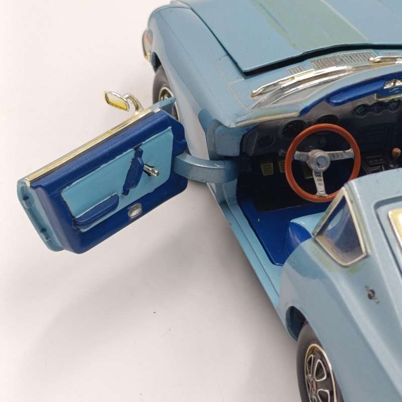 Road Signature 1970 Datsun 240 Z die-cast model car - scale 1/18