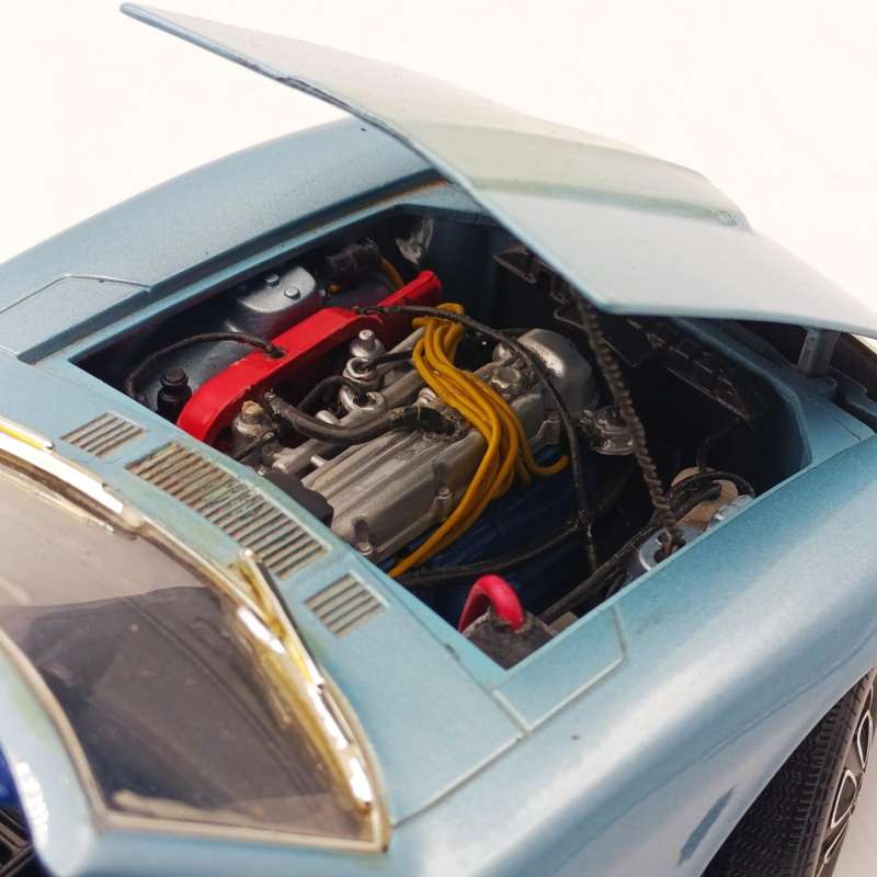 Road Signature 1970 Datsun 240 Z die-cast model car - scale 1/18