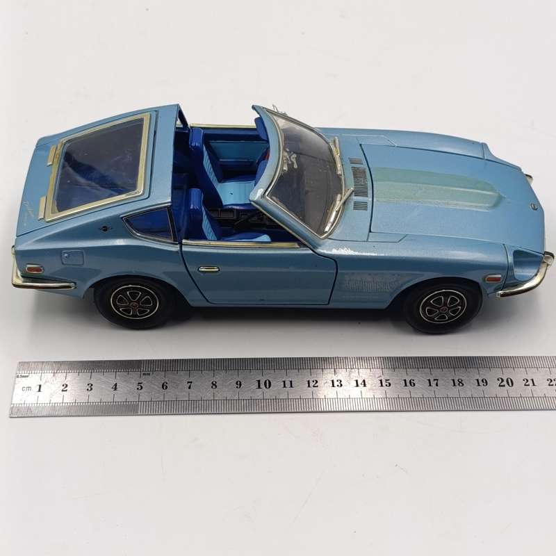 Road Signature 1970 Datsun 240 Z die-cast model car - scale 1/18