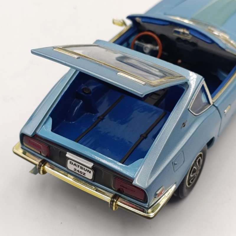 Road Signature 1970 Datsun 240 Z die-cast model car - scale 1/18