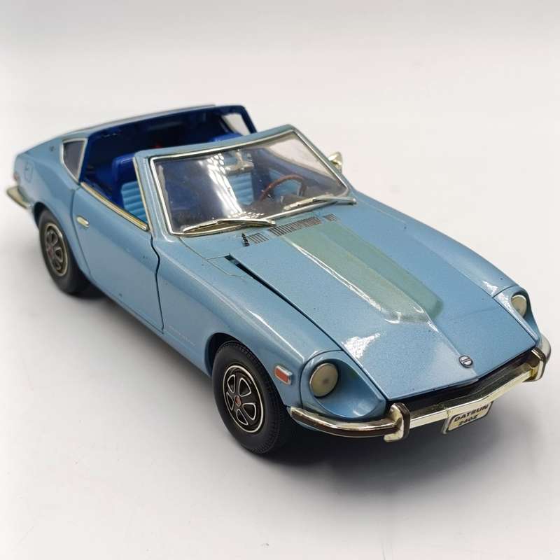 Road Signature 1970 Datsun 240 Z die-cast model car - scale 1/18