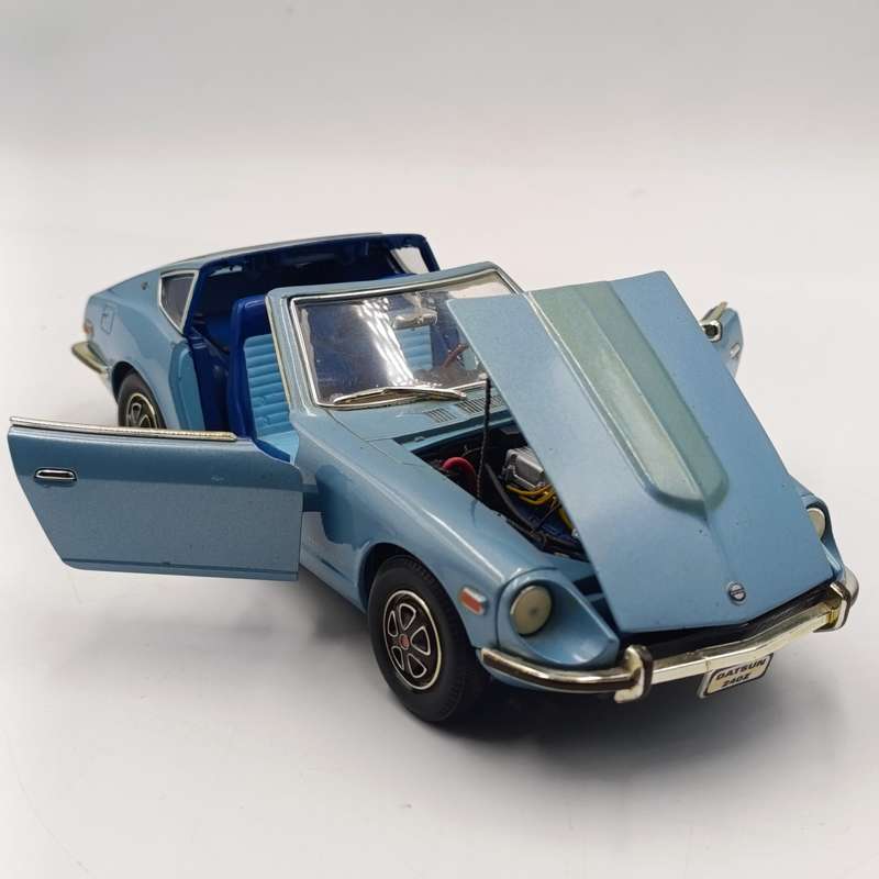 Road Signature 1970 Datsun 240 Z die-cast model car - scale 1/18