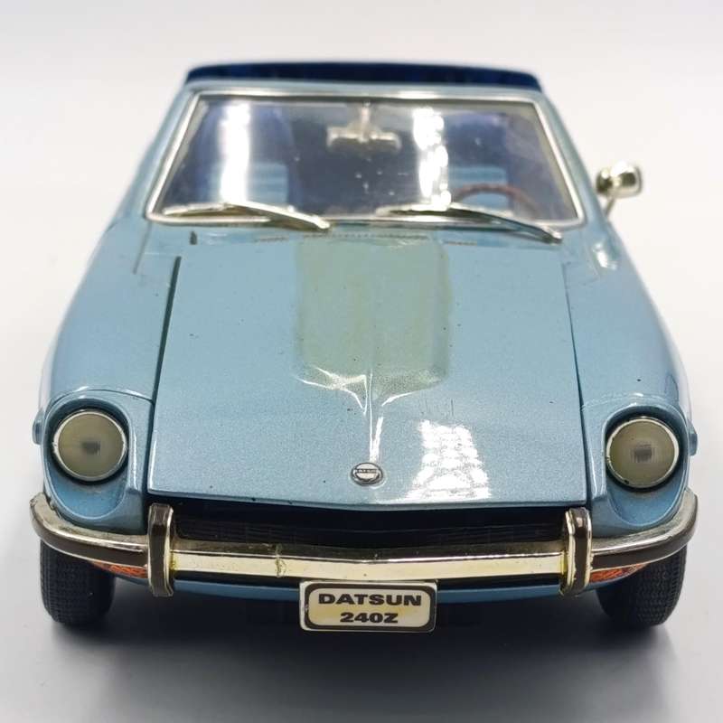 Road Signature 1970 Datsun 240 Z die-cast model car - scale 1/18