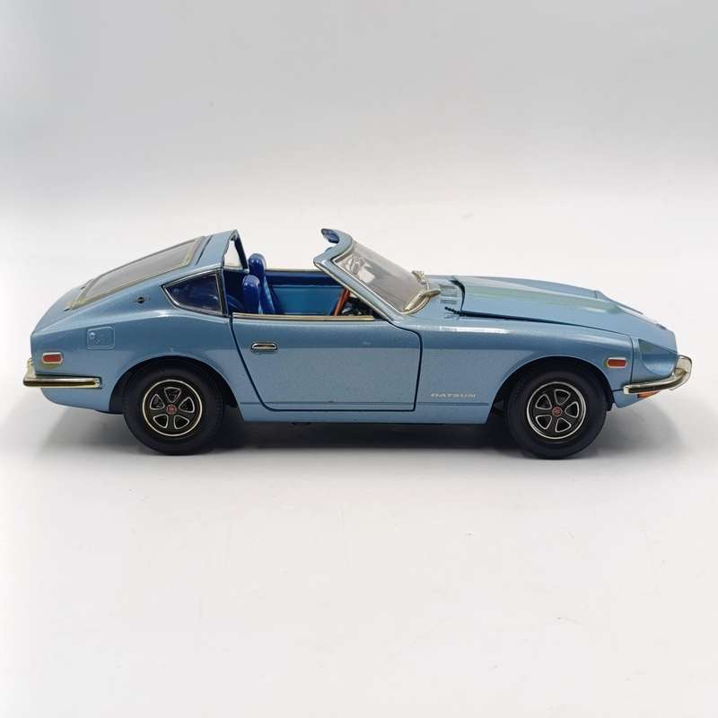 Road Signature 1970 Datsun 240 Z die-cast model car - scale 1/18