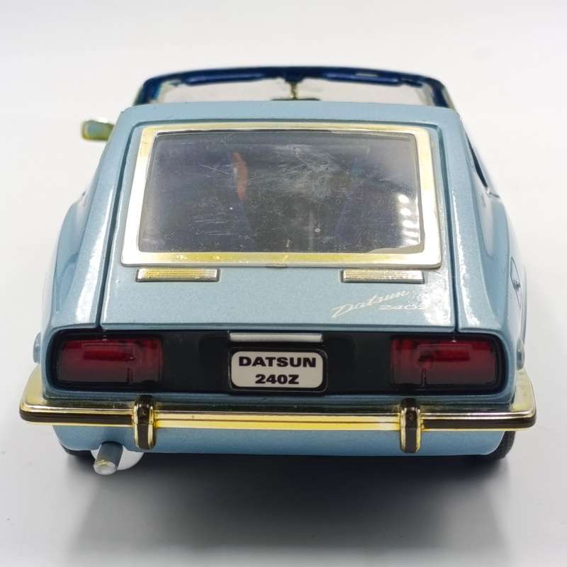 Road Signature 1970 Datsun 240 Z die-cast model car - scale 1/18