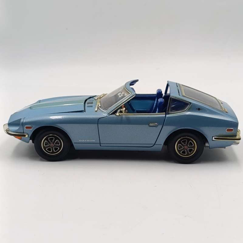 Road Signature 1970 Datsun 240 Z die-cast model car - scale 1/18