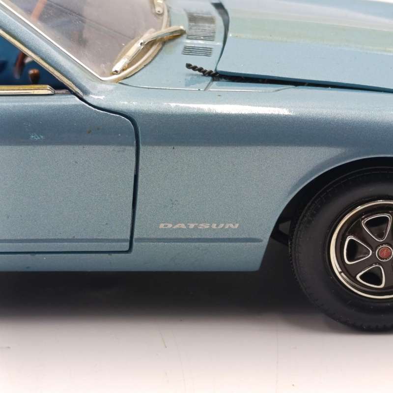 Road Signature 1970 Datsun 240 Z die-cast model car - scale 1/18
