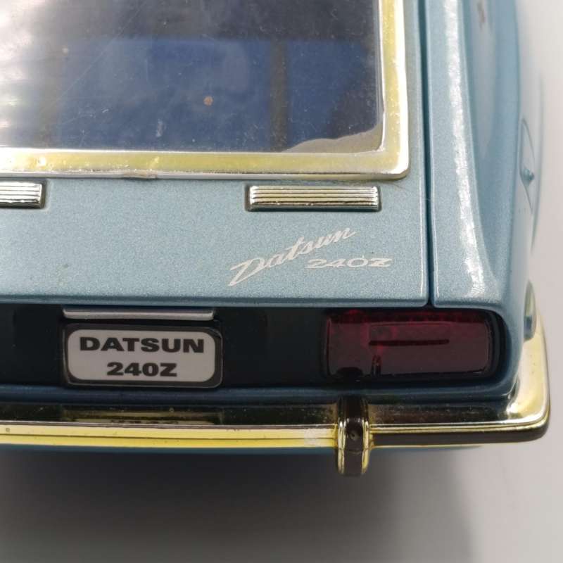 Road Signature 1970 Datsun 240 Z die-cast model car - scale 1/18