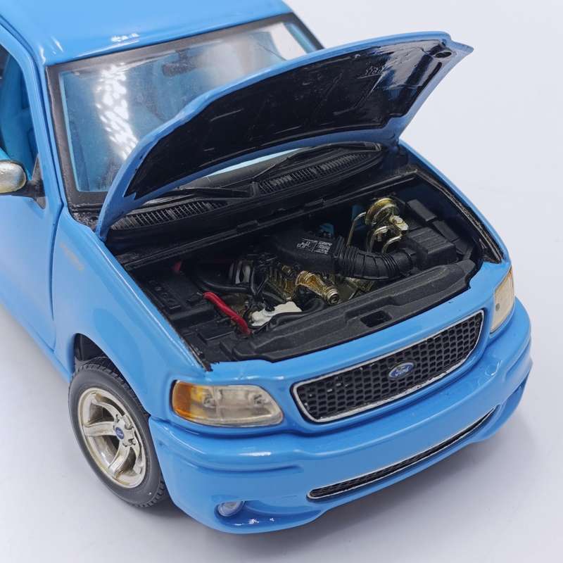 Maisto Ford SVT F-150 die-cast model car - scale 1/21 - windscreen crack