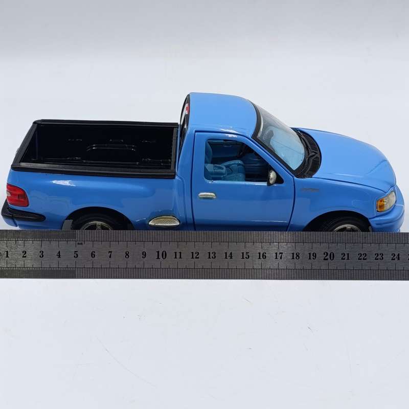 Maisto Ford SVT F-150 die-cast model car - scale 1/21 - windscreen crack