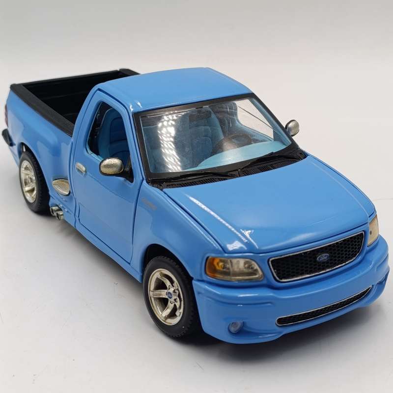 Maisto Ford SVT F-150 die-cast model car - scale 1/21 - windscreen crack
