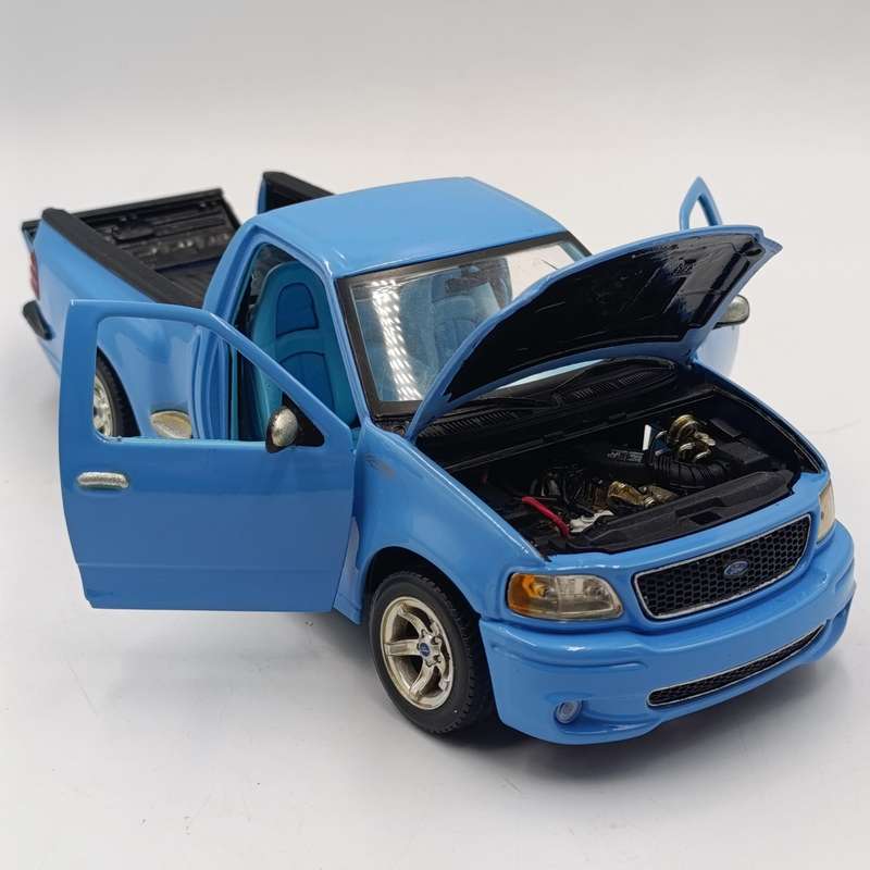 Maisto Ford SVT F-150 die-cast model car - scale 1/21 - windscreen crack