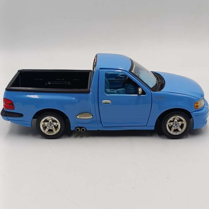 Maisto Ford SVT F-150 die-cast model car - scale 1/21 - windscreen crack